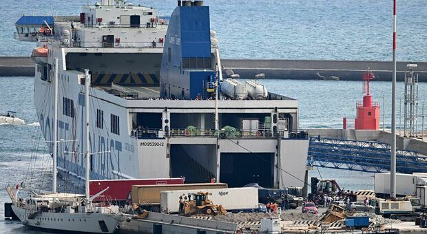 Incidente sul lavoro a Salerno, due marittimi investiti da un camion al porto: uno è morto, l'altro è gravissimo