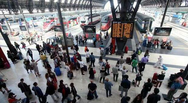 Milano, travolta dal treno in partenza: morta donna alla Stazione Centrale. «Stava attraversando i binari»