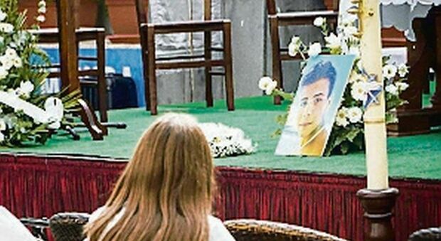 I funerali Alessandro, suicida a 13 anni