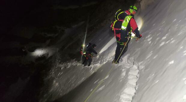 Montefortino, alpinista bloccato nella neve: salvataggio mozzafiato sui Sibillini nella notte