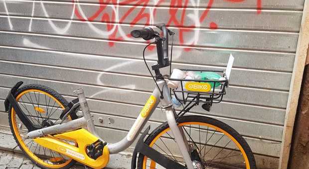 Roma, rifiuti nel cestino della bici in centro: non c'è pace per il bike sharing cittadino
