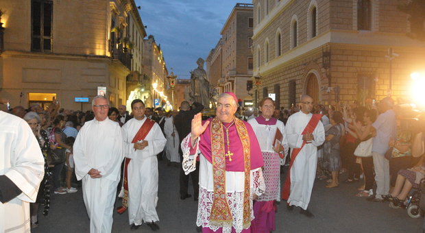 Il vescovo Michele Seccia durante la processione