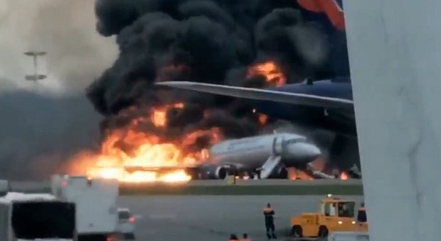 Aereo atterra in fiamme: 13 morti e 5 feriti Le immagini dei passeggeri in fuga