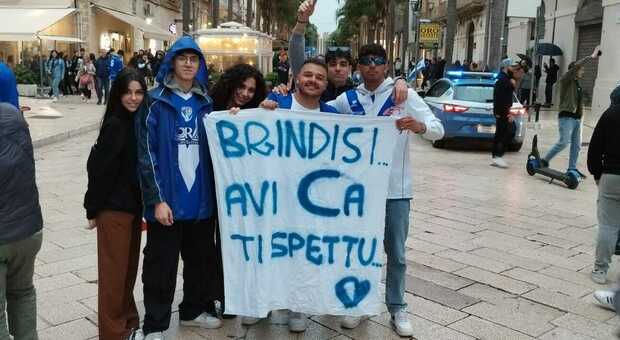 Il Brindisi torna in Serie C, festa in città e a Vibo Valentia. Un'esplosione di gioia incontenibile. Video e foto