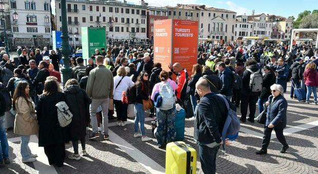 Contributo d'accesso a Venezia, secondo giorno: oltre 106 mila persone registrate e 22 mila turisti paganti
