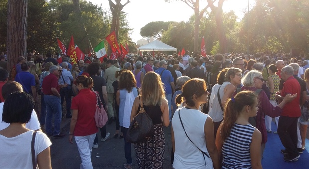 La Boldrini contestata ai giardini di Latina, ma gli applausi coprono i fischi
