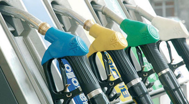 Benzina, in arrivo nuovi rincari: aumenti per Eni e Q8