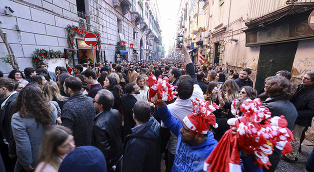 Turisti a Napoli: «Città bellissima, ma è un'avventura riuscire a visitarla»