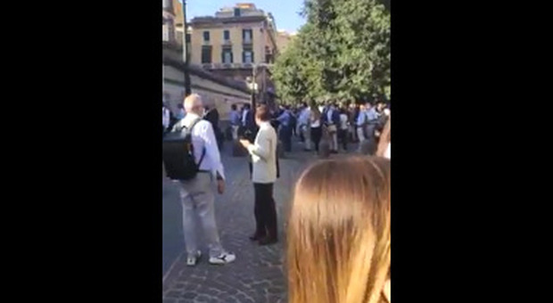 Napoli, fila al Giudice di Pace: «Un solo termoscanner per centinaia di utenti»