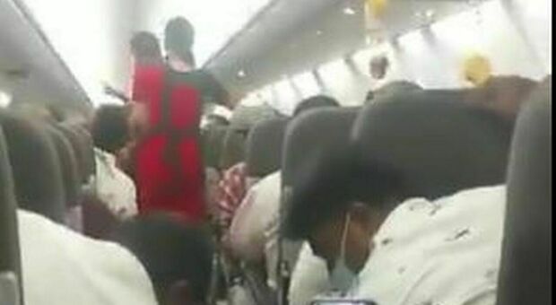 Forti turbolenze sul volo Madrid-Buenos Aires, 12 feriti tra i passeggeri: «A bordo momenti di terrore»