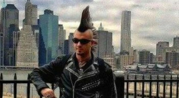 Costringe la ex a tatuarsi simboli nazisti e sfilare per il duce: musicista punk a processo