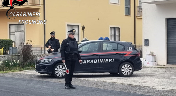 Contromano davanti alla caserma dei carabinieri, diciottenne senza patente non conosceva i segnali