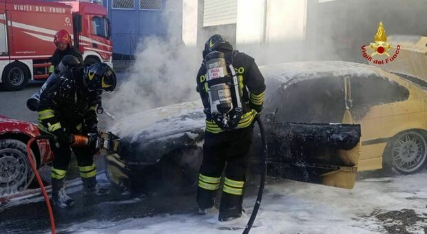 Due auto a fuoco in un capannone, nell'incendio coinvolto un uomo