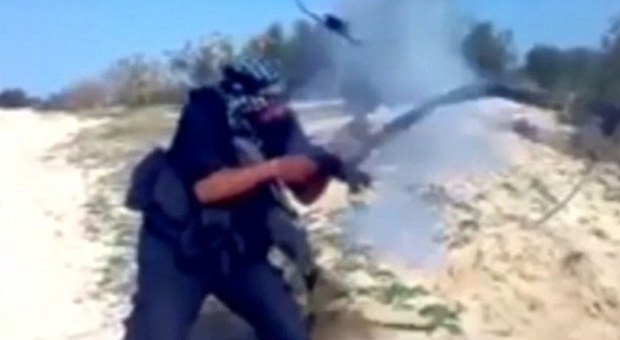Jihadisti umiliati sul web: ecco il video degli incidenti più ridicoli dei combattenti
