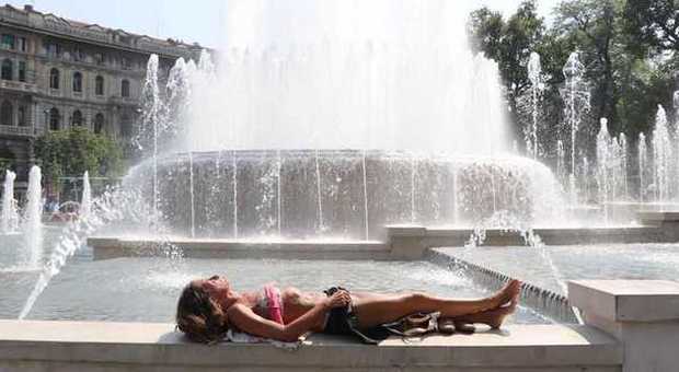 Afa e caldo estivo: a Milano c'è chi fa il bagno nella fontana del Castello -Guarda