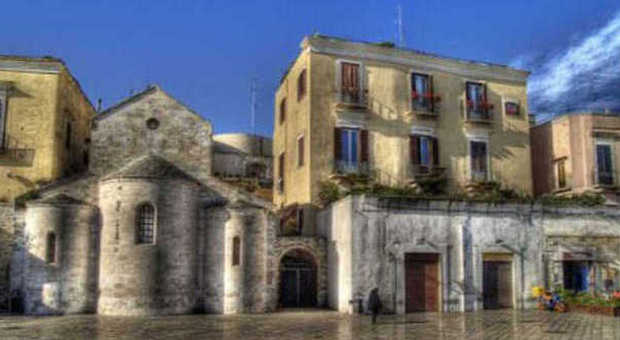 Bari, piazza del Ferrarese con la chiesetta della Vallisa