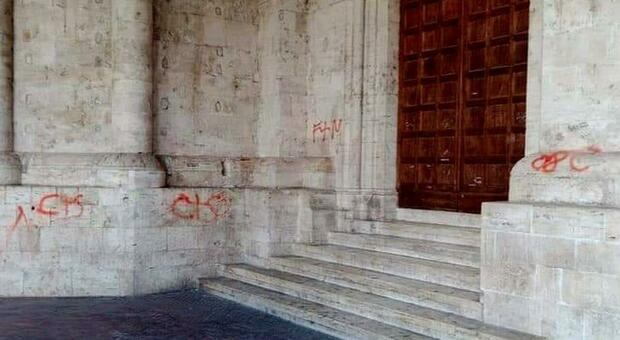 I vandali tornano ad imbrattare l’antico chiostro di San Francesco