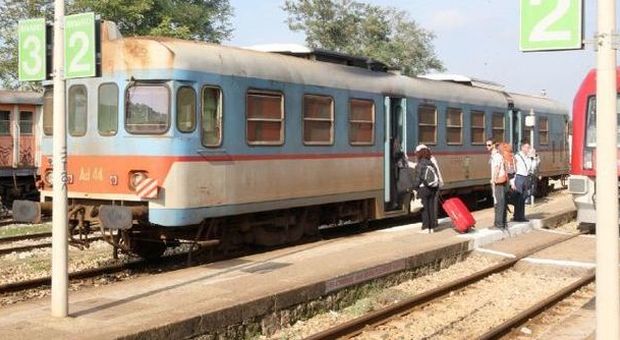 «Ferrovie Sud Est, truffa con l'acquisto di 52 vagoni»: il pm chiede il processo per sette