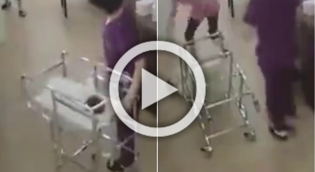 Infermiera gioca col passeggino e fa cadere a terra il neonato. Le immagini choc dall'ospedale