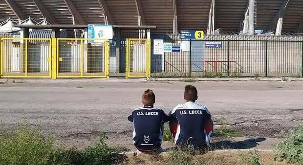 Seduti davanti all'ingresso dello stadio per amore del Lecce: la foto che ha conquistato il web (e la società giallorossa)