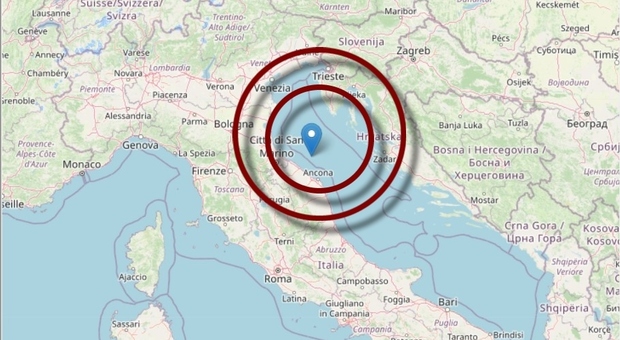 Terremoto 5.7 al largo di Ancona. Paura da Venezia a Bari, scossa fortissima avvertita anche a Roma. Gente in strada