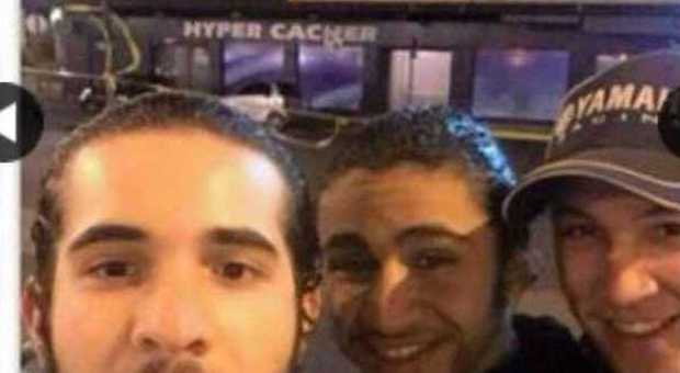 Parigi, selfie pro Allah davanti all'Hyper Cacher: inneggiano a Bin Laden e Dieudonné