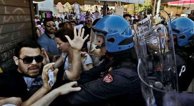 Auto sulla folla a Roma, a Battistini tensione tra centri sociali e polizia