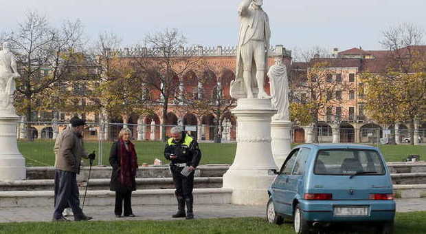 L'auto davanti alla statua in Prato della Valle