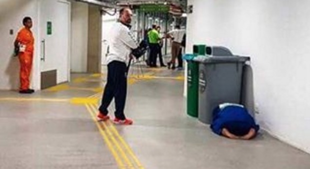 Rio 2016, judoka eliminato piange faccia a terra: «Questa foto dice tutto»