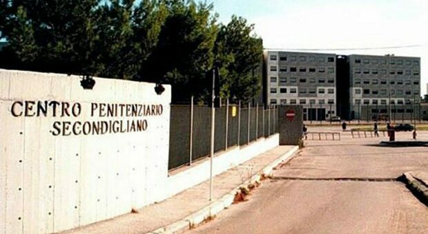 Napoli: spaccio nel carcere di Secondigliano, torna libero agente della polizia penitenziaria