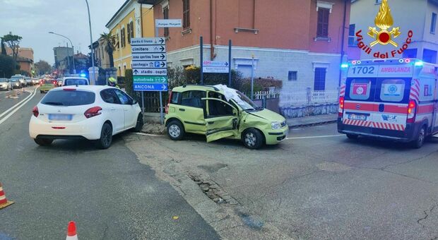 Incidente a Fano, paura in viale Primo Maggio: dopo lo scontro le auto finiscono sul muretto
