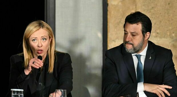 Matteo Salvini minacciato di morte: le scritte su una facciata di un palazzo a Milano. Giorgia Meloni: «Più ci attaccano, più ci rafforziamo»