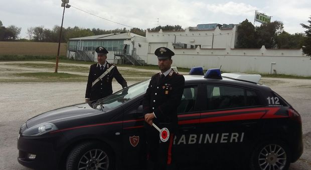 Ancona, carabinieri a caccia di stranieri irregolari nei luoghi di ritrovo: denunce