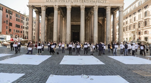Dpcm, ristoratori di Roma in piazza: «Consegniamo le chiavi a Raggi, così la città muore»
