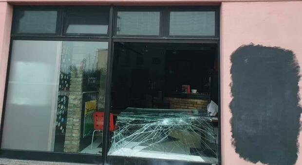 La vetrina distrutta del pub Hopossum di Adria