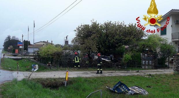 Treviso: sbanda, esce di strada e finisce nel giardino di una casa. 2 feriti gravi