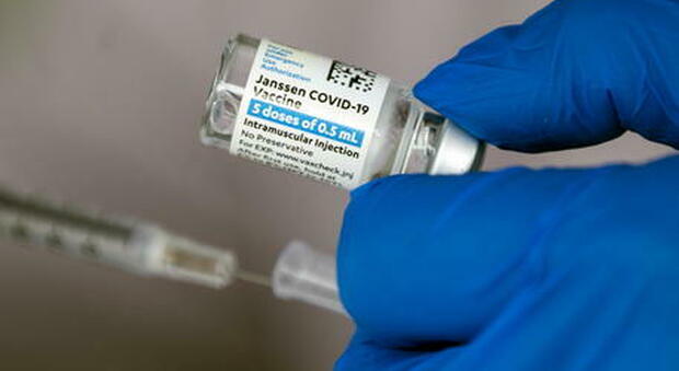 Vaccino, J&J per carceri e nuovi hub e da maggio disponibile anche nelle farmacie