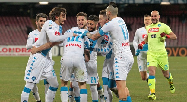 Il Napoli festeggia nel finale Sampdoria battuta 2-1