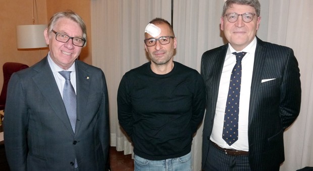 Stefano Cappelli, ferito al capo, con il prefetto Valerio Valenti (a destra) e l'allora commissario iSanti Giuffrè