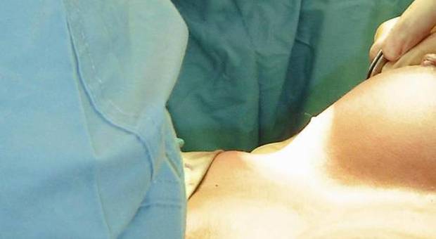 Chirurgo estetico condannato a pagare una multa di 30.000 euro per aver seguito il periodo postoperatorio della sua paziente su WhatsApp