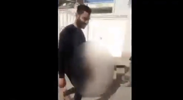 Iran, decapita la moglie e va in giro con la testa mozzata: il video choc