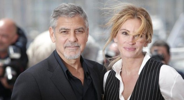 George Clooney e Julia Roberts, la rivelazione: «Baciarci è stato un dramma, 80 scene per riuscirci»