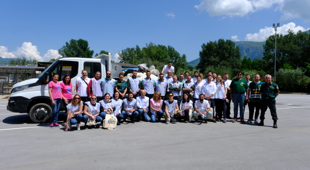 Foto di gruppo per i partecipanti all'iniziativa ambientale di Oliveto Citra