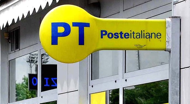Ancona, banditi rapinano l'ufficio postale, calci e pugni alla direttrice: è grave