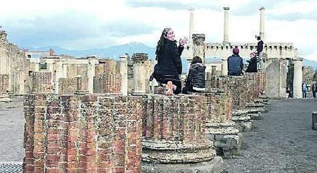 Pompei, le foto sulle colonne: i selfie della vergogna che nessuno ferma