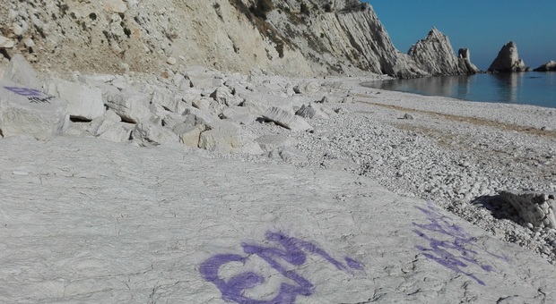 Writer alle Due Sorelle: sfregiata la spiaggia simbolo della regione