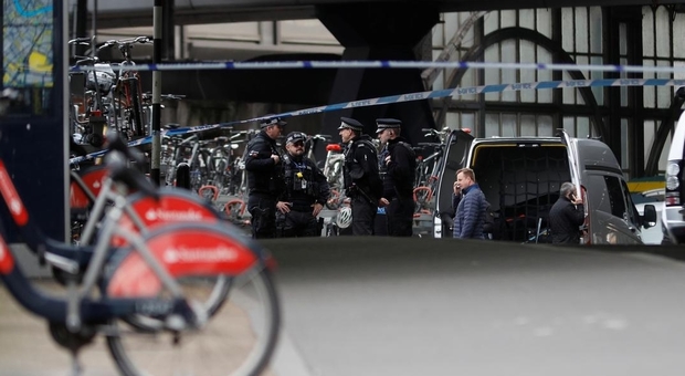 Disattivati 3 pacchi bomba a Londra in stazioni metro e aeroporti, torna allarme terrorismo