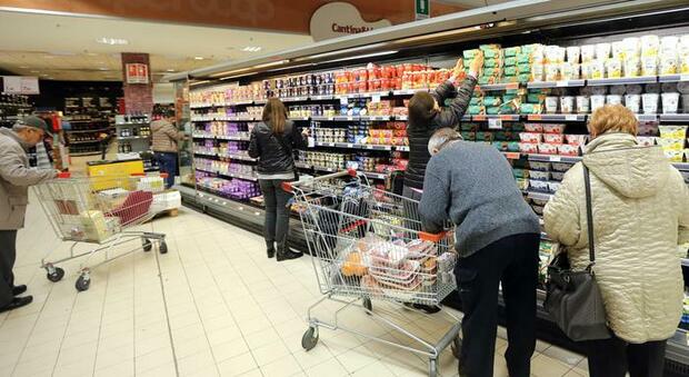 È deflazione solo sui prezzi degli alimentari: scendono dello 0,7%. La denuncia