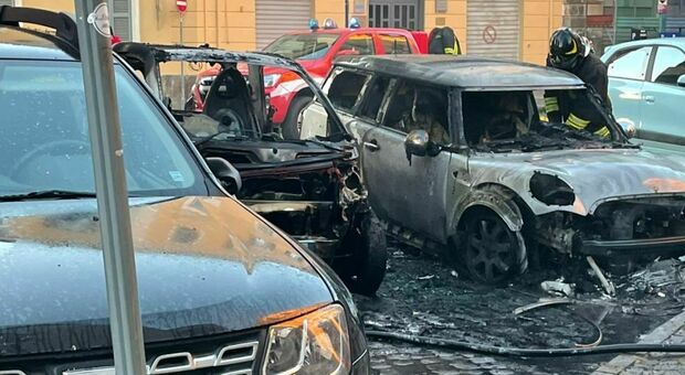 Auto in fiamme in via Carletti, vigili del fuoco al lavoro