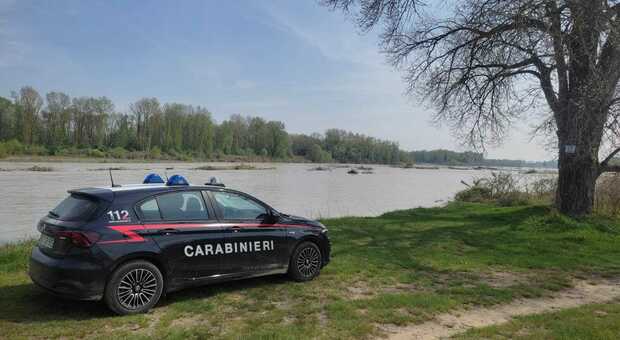 I carabinieri intervenuti a Saletto di Breda di Piave dove hanno salvato una donna trovata semicosciente nel Piave